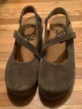 Barely worn, in excellent condition! Naot brown Suede leather Mary Jane Clog